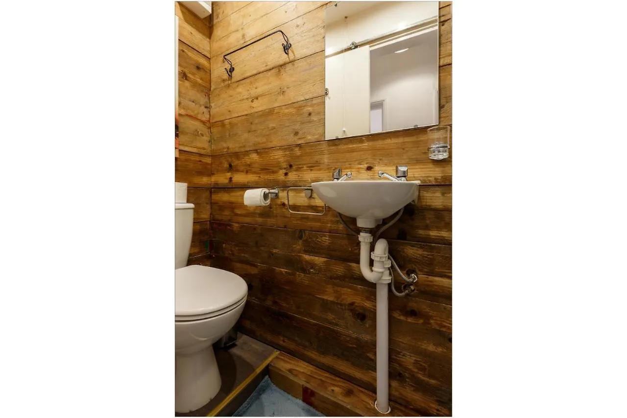 Charming, Well-Equipped Apt - 5 Minutes From Beach Bournemouth Apartment