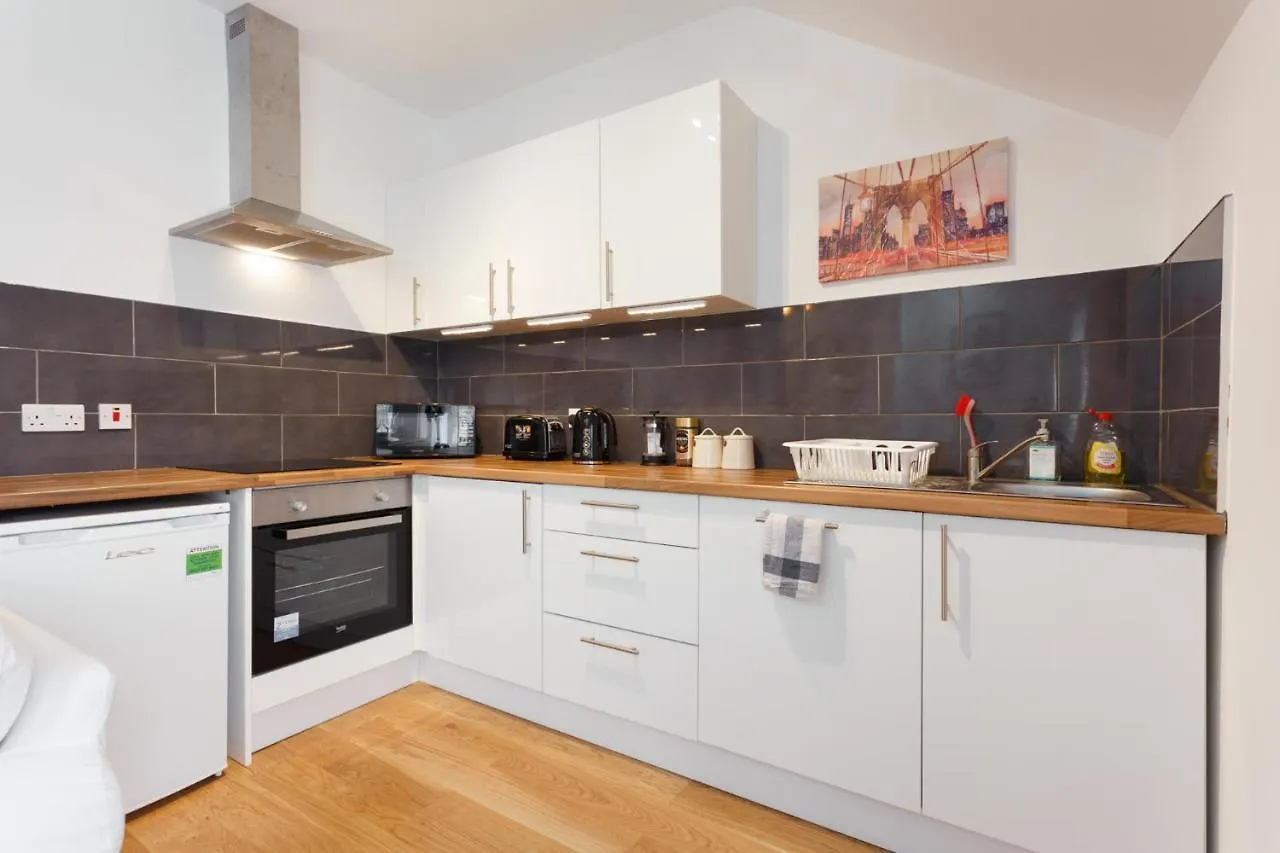 Charming, Well-Equipped Apt - 5 Minutes From Beach Bournemouth Apartment